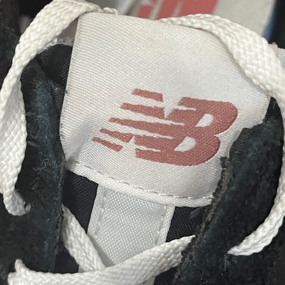 New Balance327 Sneaker Suede Leather upper Retro and Modern Look Black White 7.5 - Picture 11 of 15